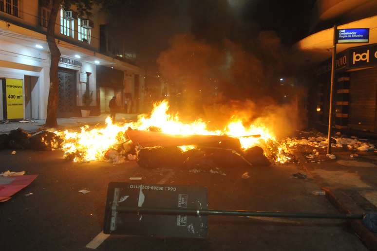 Manifestantes queimam lixo no centro do Rio