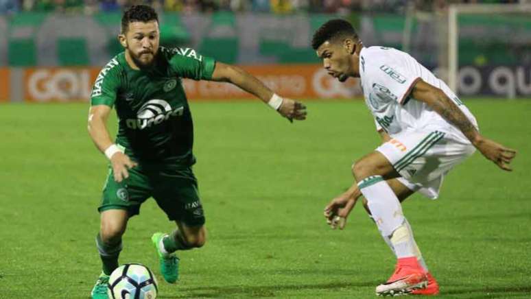 Chapecoense venceu e se manteve invicta contra o Palmeiras na Arena Condá (foto: Guilherme Hahn/AGIF)