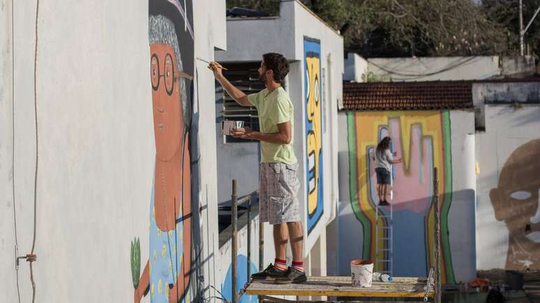 Artistas em ação no hospital psiquiátrico Galba Velloso, em BH; imersão de uma semana transformou muros de ala feminina