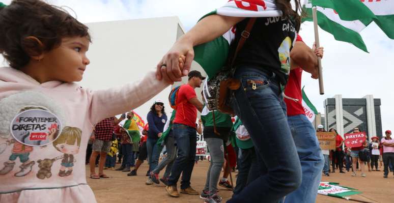 Garotinha acompanha sua mãe em manifestação contra o presidente Michel Temer e a favor de diretas já na capital federal na tarde deste domingo (21)