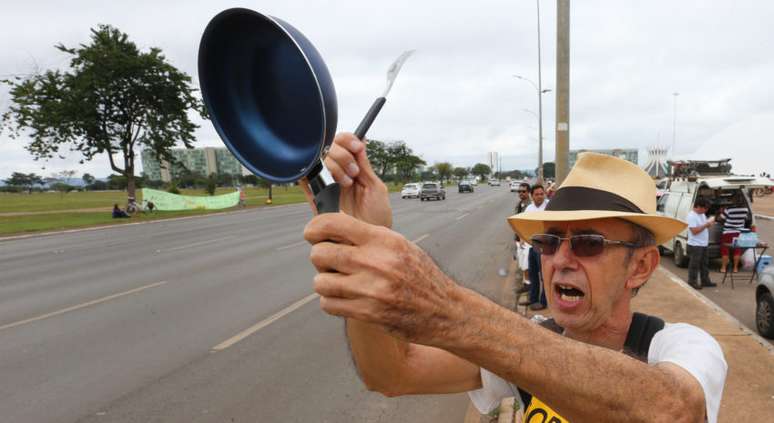 Um dos símbolos da queda de Dilma Rousseff do poder, bateção de panela marcou a manifestação contra o presidente Michel Temer em Brasília (DF)