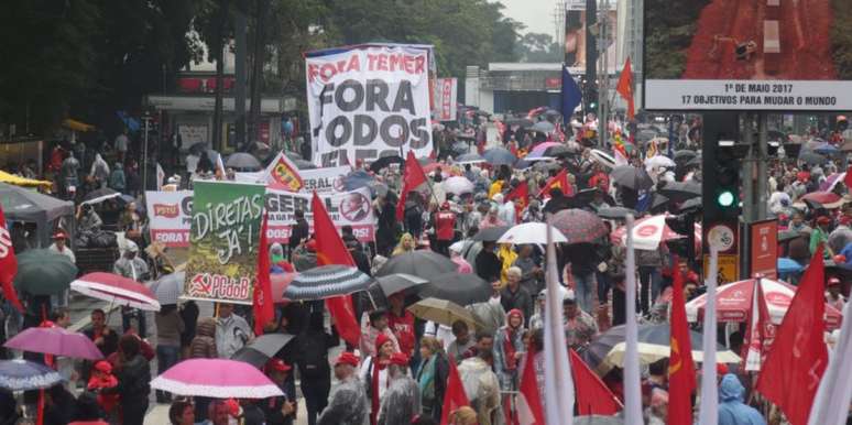 Chuva não impediu que manifestantes tomassem parte da Avenida Paulista para protestar contra o presidente Michel Temer, em São Paulo (SP)