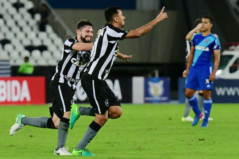 Rodrigo Lindoso comemora o gol que marcou na vitória do Botafogo sobre a Ponte Preta, no Rio