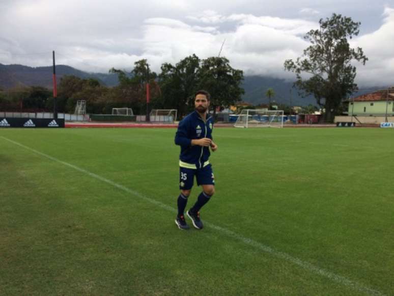 Se recuperando de lesão, Diego corre pelo campo do CT (Foto: Reprodução / Twitter)