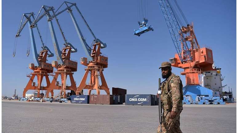 Situado a 700 km a oeste da capital do Paquistão, Karachi, o porto Gwadar conectará a cidade chinesa de Kasgar com o Mar Árabe