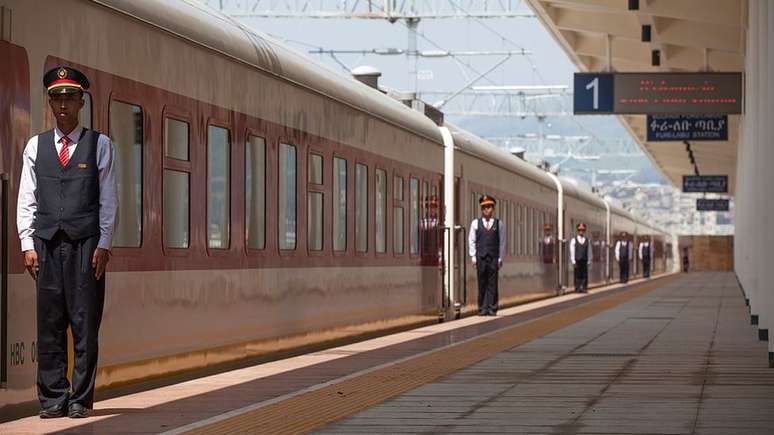 Operada por funcionários chineses, a frota de trem da nova construção da linha que une a capital da Etiópia, Adis Adeba, a Djibuti está ajudando a impulsar a economia de ambos os países