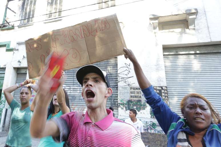 Moradores da Alameda Dino Bueno protestam após demolição de imóveis na região conhecida como Cracolândia