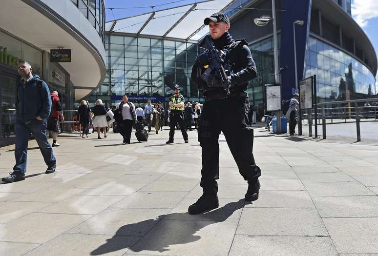 A Polícia confirmou a detenção de um homem de 23 anos possivelmente envolvido no atentado realizado ao final do show da cantora americana Ariana Grande no Manchester Arena.