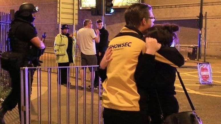 Mulher é confortada após ataque em Manchester