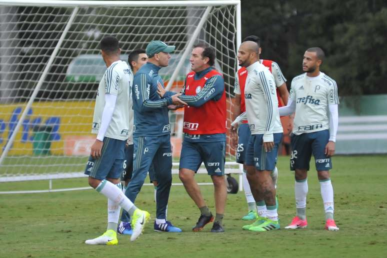 Omar Feitosa, Cuca e Felipe Melo discutem durante treino do Palmeiras nessa última segunda-feira (22)