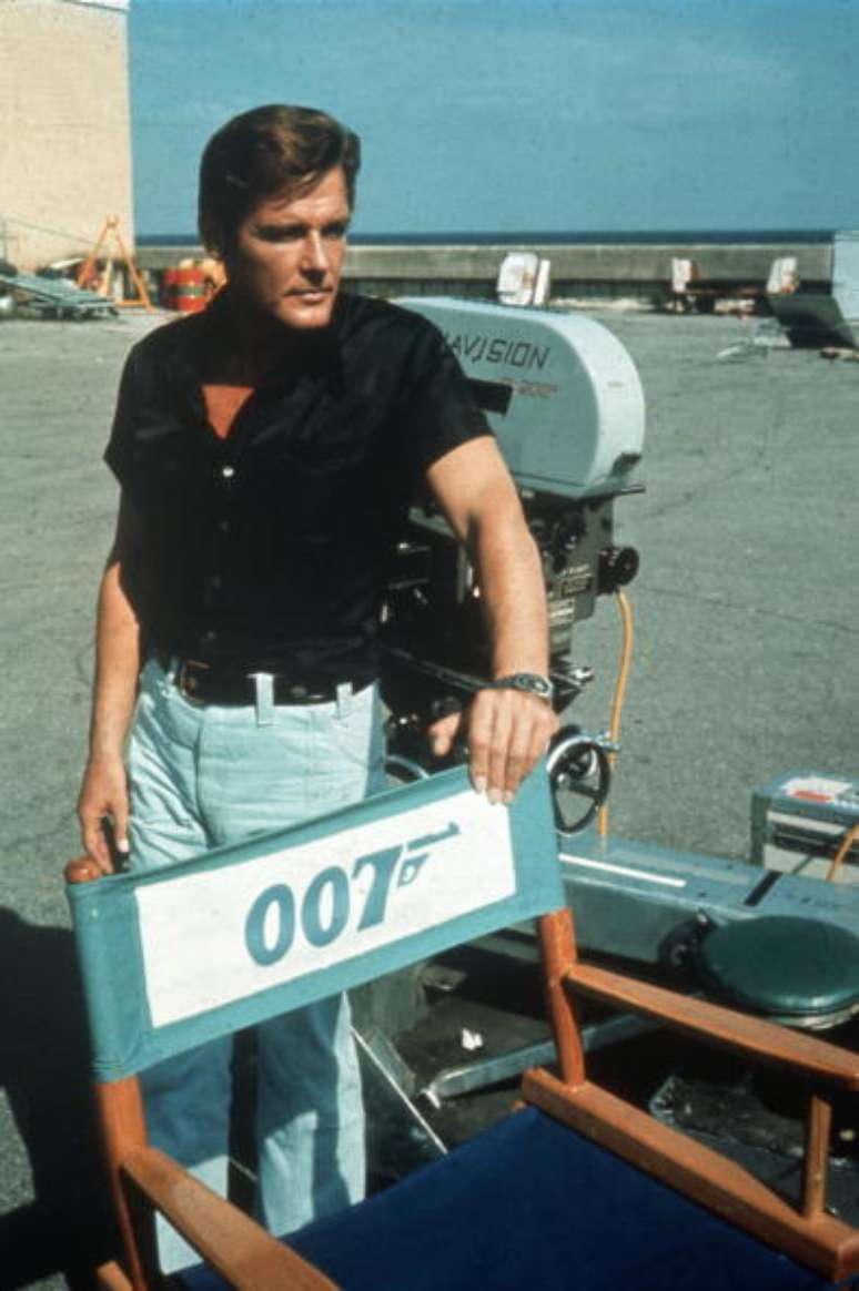 Em foto de 1973, Roger Moore aparece no set do longa &#039;007 - Viva e Deixe Morrer&#034;