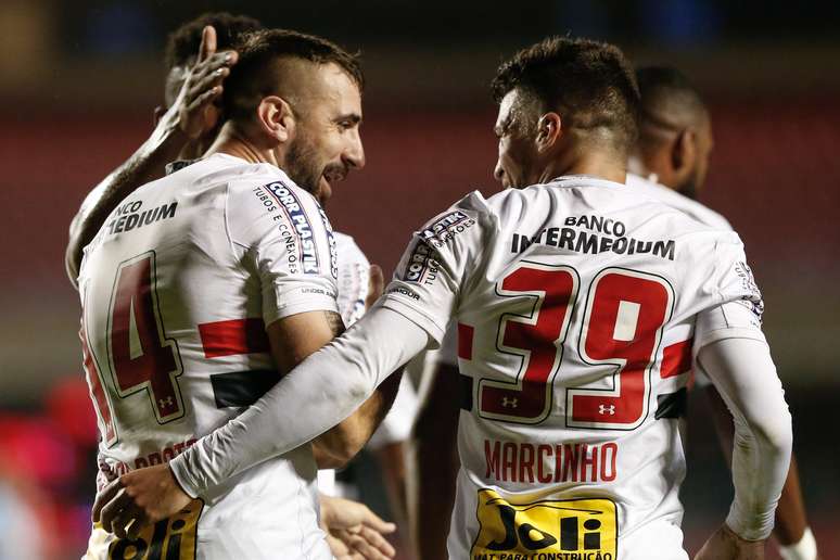 Pratto e Marcinho comemoram o gol que abriu o caminho para a vitória tricolor