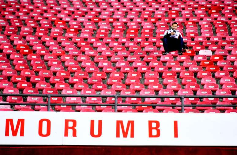 Apenas 12 mil são-paulinos encararam a chuva e o frio no estádio do Morumbi