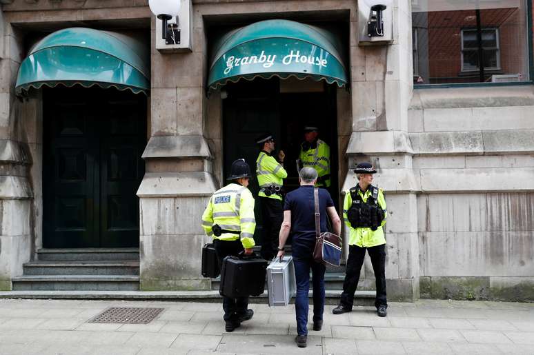 Policiais fazem buscas em apartamento em Manchester.