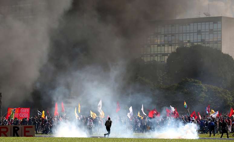 Os policiais lançaram bombas de efeito moral para dispersar os manifestantes que tentavam descer em direção ao gramado em frente ao Congresso