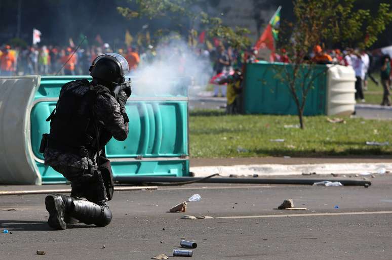 Protesto contra o presidente Temer acabou em vandalismo e confronto em Brasília.