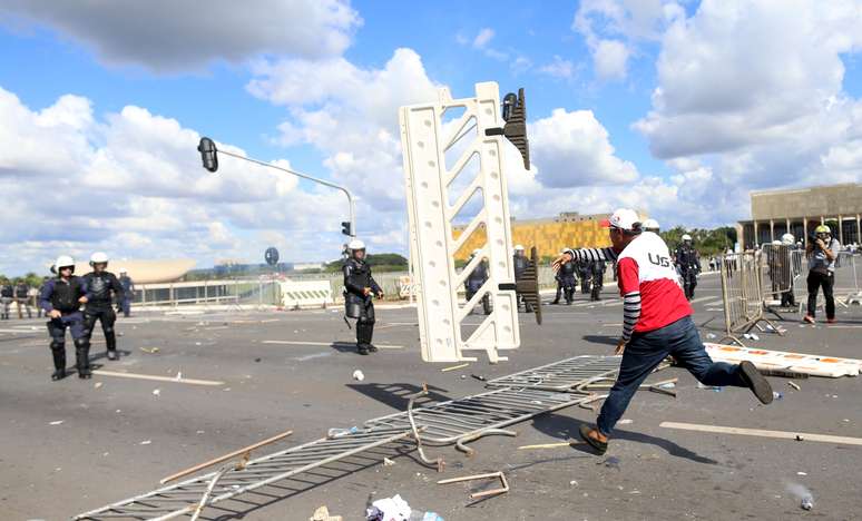 Do outro lado da Esplanada, um manifestante quebrou a vidraça do comitê de imprensa do Ministério da Fazenda. 