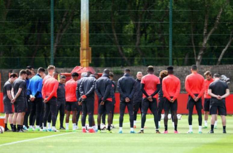 Jogadores do Manchester United prestaram homenagem às vítimas do atentado na terça-feira (Foto: Divulgação)