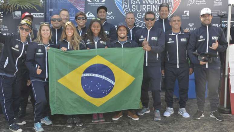 Delegação brasileira posa durante a disputa do ISA World Surfing Games, na França(Foto: Gabriel Macedo)