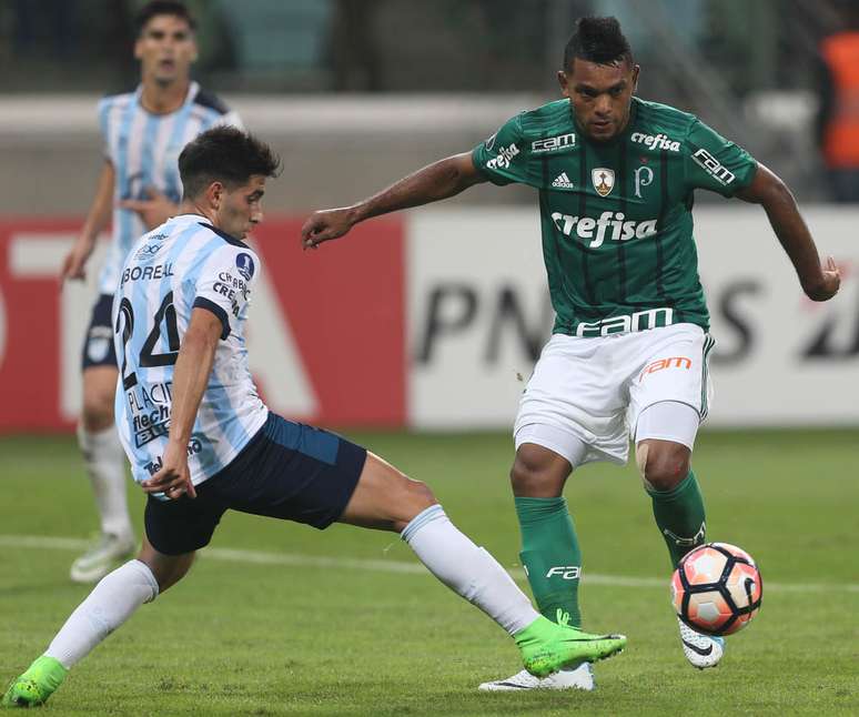 Borja passou em branco contra o Tucumán e reclamou ao ser substituído no segundo tempo