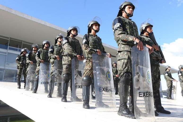 Segurança havia sido reforçada ontem por soldados do Exército no Palácio do Planalto.