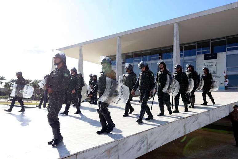 Segurança havia sido reforçada ontem por soldados do Exército no Palácio do Planalto.