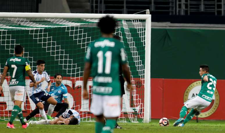 Willian tirou a marcação argentina e livrou o Palmeiras do sufoco