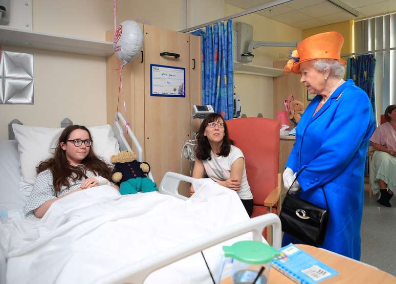 Rainha Elizabeth 2ª visita menores feridos em hospital infantil de Manchester.