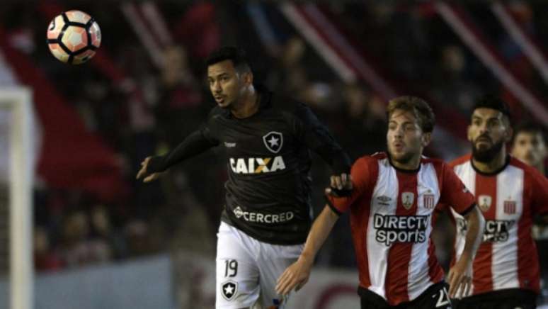 Rodrigo Lindoso foi titular no meio-campo do Botafogo na derrota para o Estudiantes-ARG (Foto: AFP)