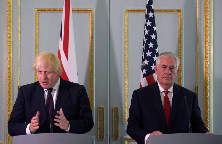 Boris Johnson (esq.) e Rex Tillerson