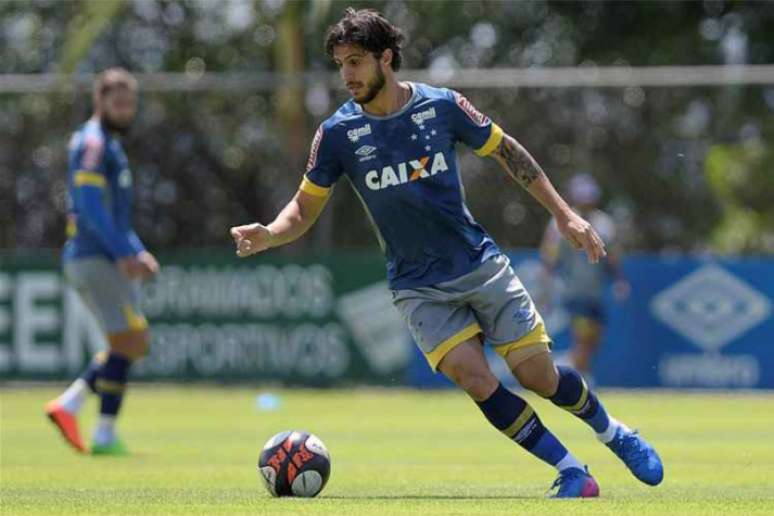 Volante vai reencontrar seu ex-clube e alerta para as dificuldades de jogar na Vila (Foto: Reprodução/Cruzeiro)