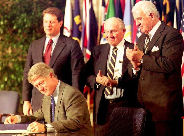 O ex-presidente Bill Clinton assina o acordo que criou o Nafta