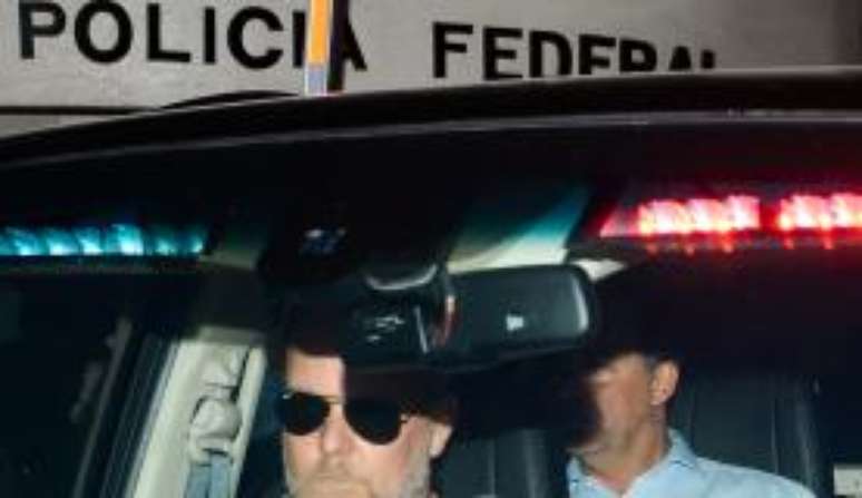 Cabral sendo levado pela Polícia Federal após prisão na Operação Calicute