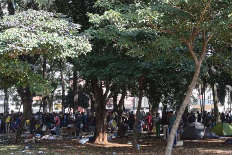 São Paulo - Usuários de drogas se concentram na Praça Princesa Isabel, após ações de desocupação da Cracolândia ()