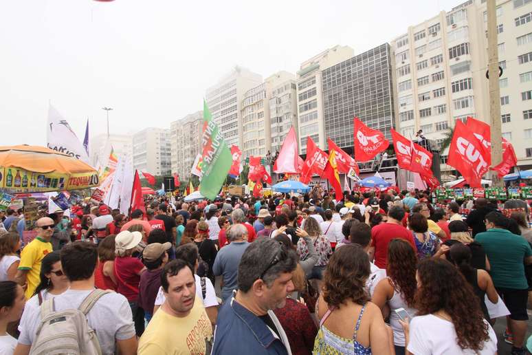 Manifestantes protestam em Copacabana, Rio de Janeiro, a favor de Diretas Já