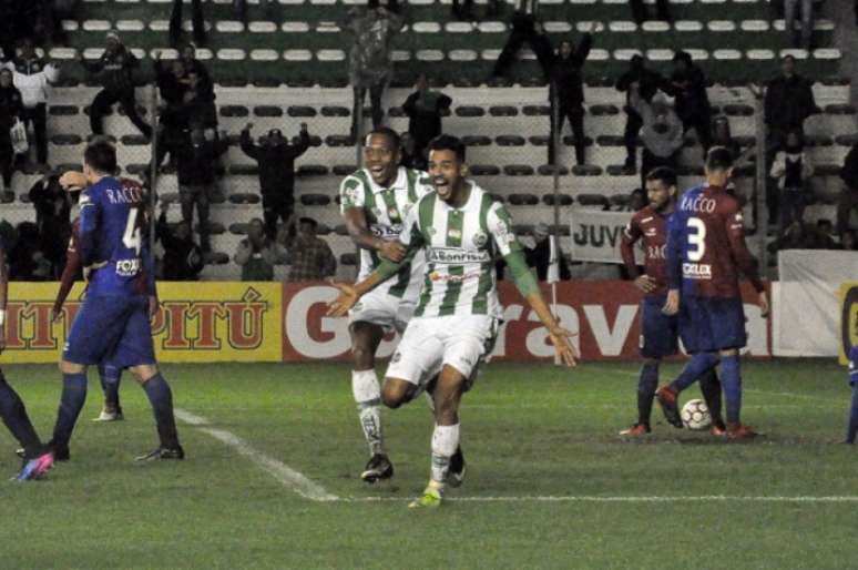 Diego Felipe aproveitou falha para marcar gol da vitória. (Arthur Dallegrave / E.C.Juventude)
