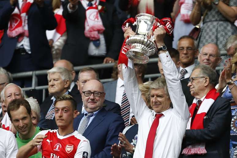 Wenger conquistou a Copa da Inglaterra no último sábado com o Arsenal (Foto: IAN KINGTON / AFP)