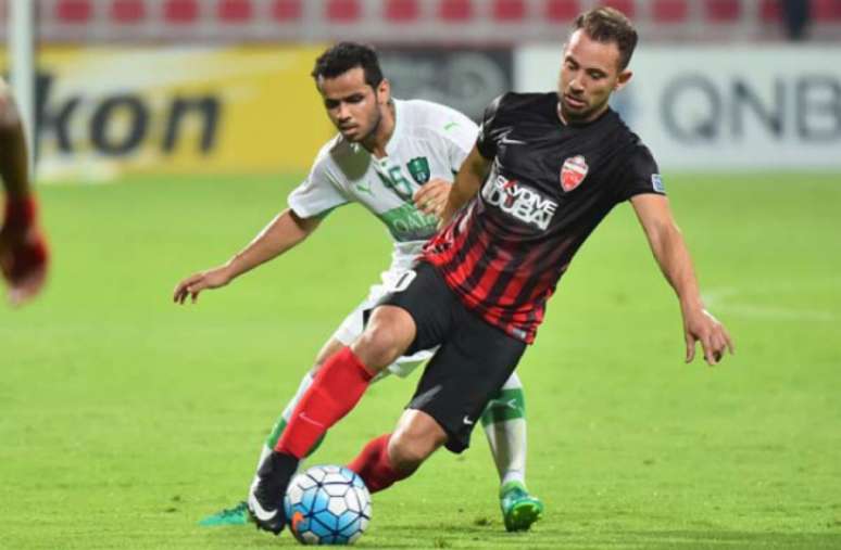 Éverton Ribeiro sofreu o pênalti que o originou o único gol do Ah Ahli (Foto: Giuseppe Cacace / AFP)