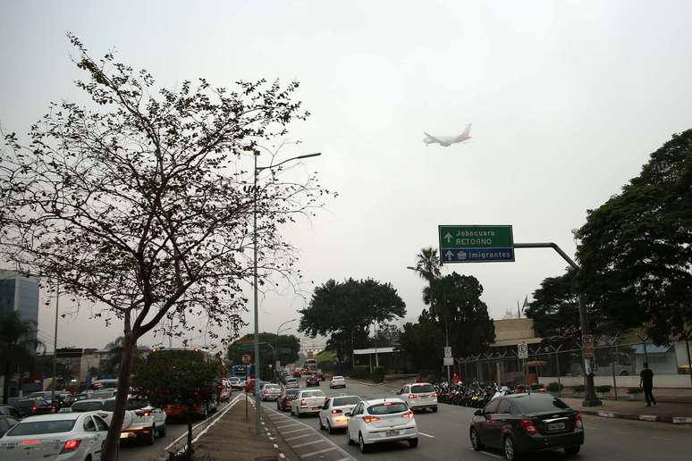 Nevoeiro na região do Aeroporto de Congonhas, zona sul de São Paulo (SP), na manhã desta segunda-feira (29). O Aeroporto de Congonhas está aberto para pousos e decolagens.