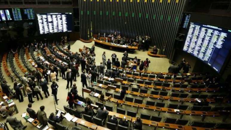 Dos deputados federais investigados pela Lava Jato, 80% votaram pelo impeachment de Dilma Rousseff 