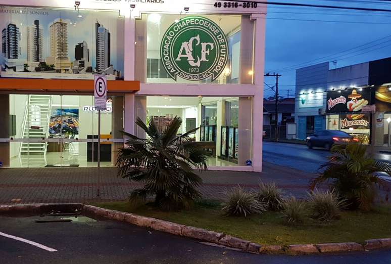 O escudo da Chapecoense pode ser visto em todos os cantos pela cidade catarinense, como em estabelecimentos comerciais e resid&ecirc;ncias