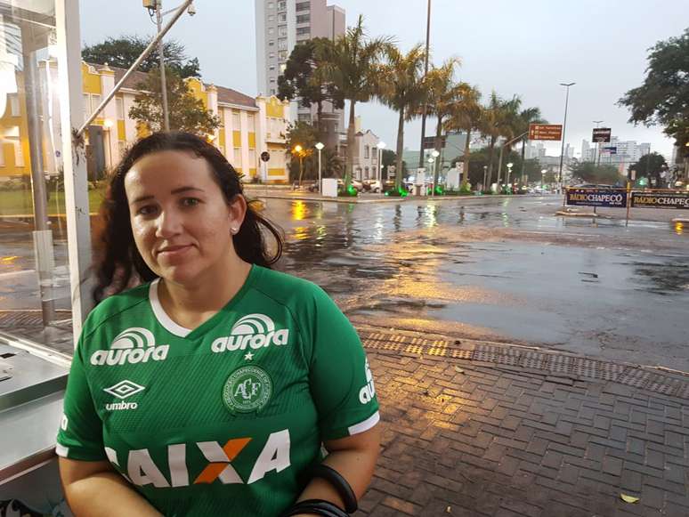 "As pessoas aqui andam de cabe&ccedil;a baixa. A dor est&aacute; presente. Antes, os jovens passavam de carro exibindo suas caixas de som, a m&uacute;sica invadia os quarteir&otilde;es. At&eacute; isso mudou", relata a frentista Daiane Alves