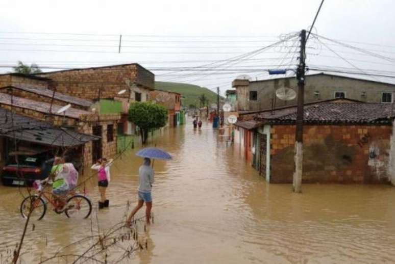 Fortes chuvas deixaram fam&iacute;lias desabrigadas e desalojadas em Ribeir&atilde;o (PE)