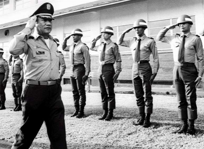 O ex-ditador do Panamá, Manuel Antonio Noriega, em frente a tropa em foto de 1985.