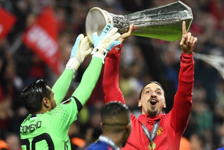 Mesmo fora da final, Ibra comemorou título da Liga Europa (Foto: JONATHAN NACKSTRAND / AFP)