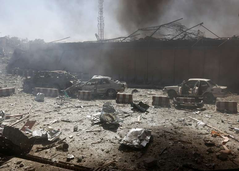 Carros e prédios ficaram danificados com a explosão em Cabul