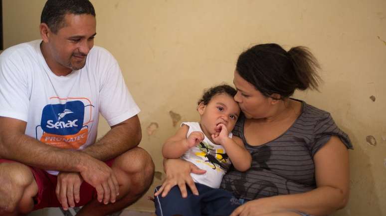 João Miguel com os pais: "Primeiro a médica me deu um susto, disse que João talvez não fosse andar, talvez não fosse falar. Até porque era novo para ela também", diz Rosileide.