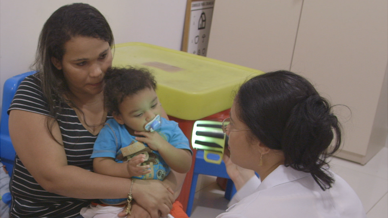 João Miguel na fisioterapia: Há cerca de dois meses, João recebeu alta das sessões de fisioterapia. Ele continua na terapia visual e começará a frequentar um grupo para estimular a fala.