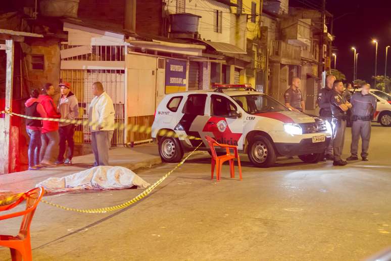 Quatro homens armados mataram cinco pessoas e feriram três em Guarulhos (SP).