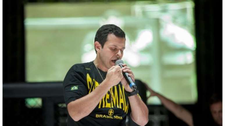 Bispo Leandro Miglioli, o bispo L&ecirc;, em momento de prega&ccedil;&atilde;o durante evento de artes marciais em S&atilde;o Paulo 